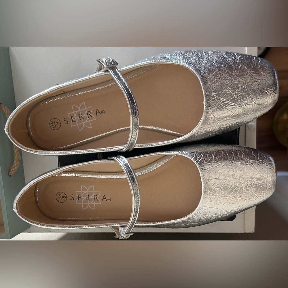 Serra Classic shimmering silver Mary Jane flats NWOT size 8 - Picture 5 of 8